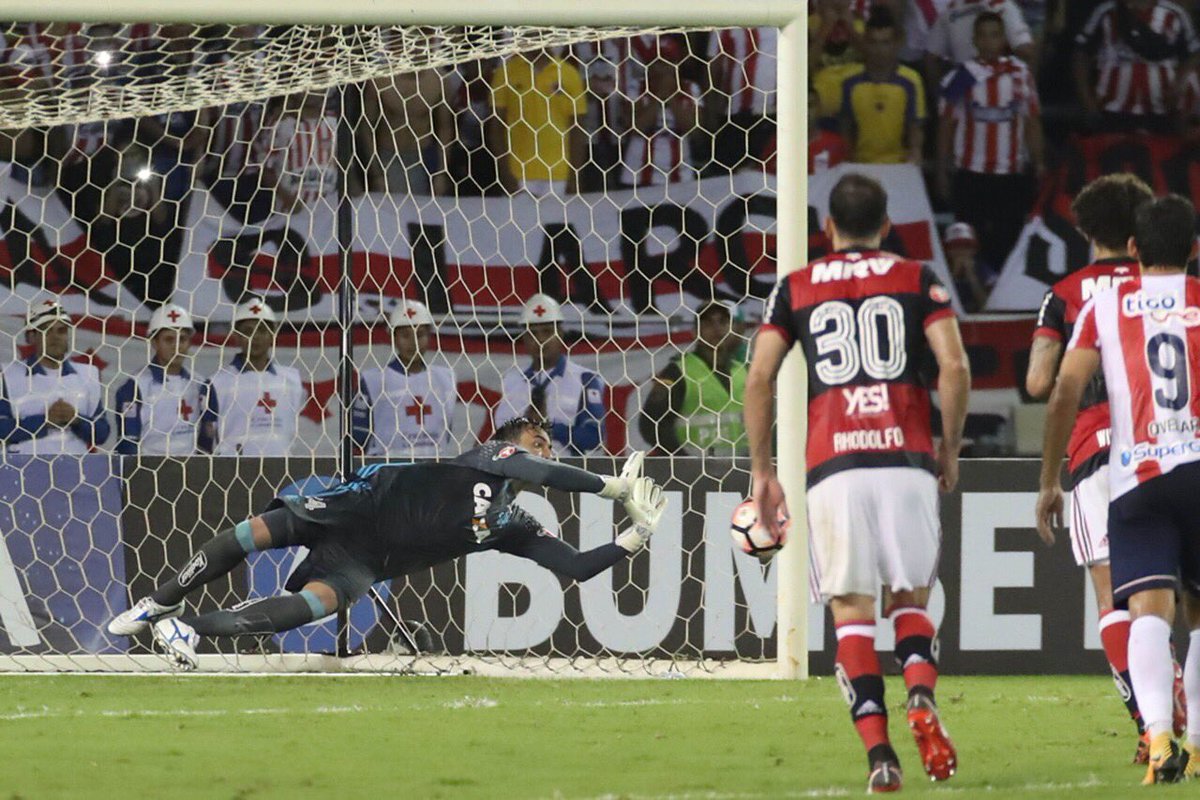Flamengo's tweet photo. Ave, César! Um tempão sem jogar, uma raça absurda e o voo para defender a cobrança de pênalti! #MengãoTáAí https://t.co/Kc9jxIXk19
