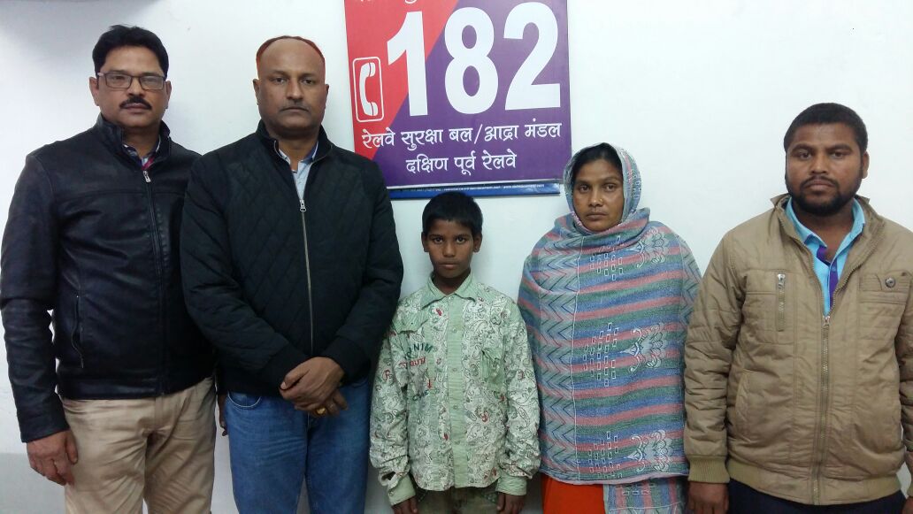 rpfbokaro's tweet photo. On 30.11.17 at 08:45 hrs Officer and staff of RPF #bscity rescue and handed over to parents at 23:15 hrs one minor boy Md Alam s/o Shemsher Mian aged 10 yrs who had run away from his home after scolded by parents for study. Parents thanked RPF for care &amp; safe return of the child. https://t.co/T1HT2btFG3