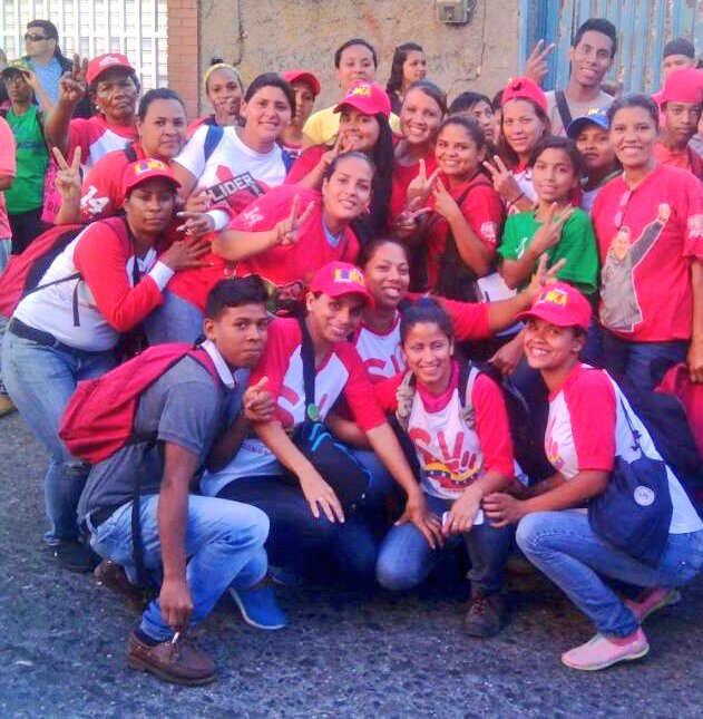 MSomosVen's tweet photo. ¡Creatividad, Propaganda y Agitación! Es lo que desarrollan nuestros brigadistas de la parroquia Antímano en apoyo a nuestra hermana @ErikaPSUV. #SomosJuventud #SomosEsperanza #SomosVenezuela https://t.co/mfT9LS44Fm