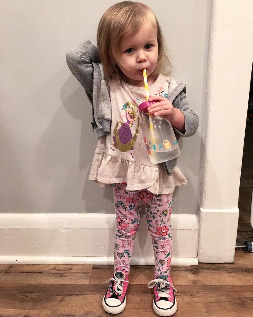 jenhatzung's tweet photo. Some days around 4pm she goes over to the drink fridge and says βpleeeeeeeeaseβ over and over again. She needs her afternoon fizzy water. π€£π #ellieWallPose #helloEleanorRuth 11/8/17 https://t.co/jAHnlct47j