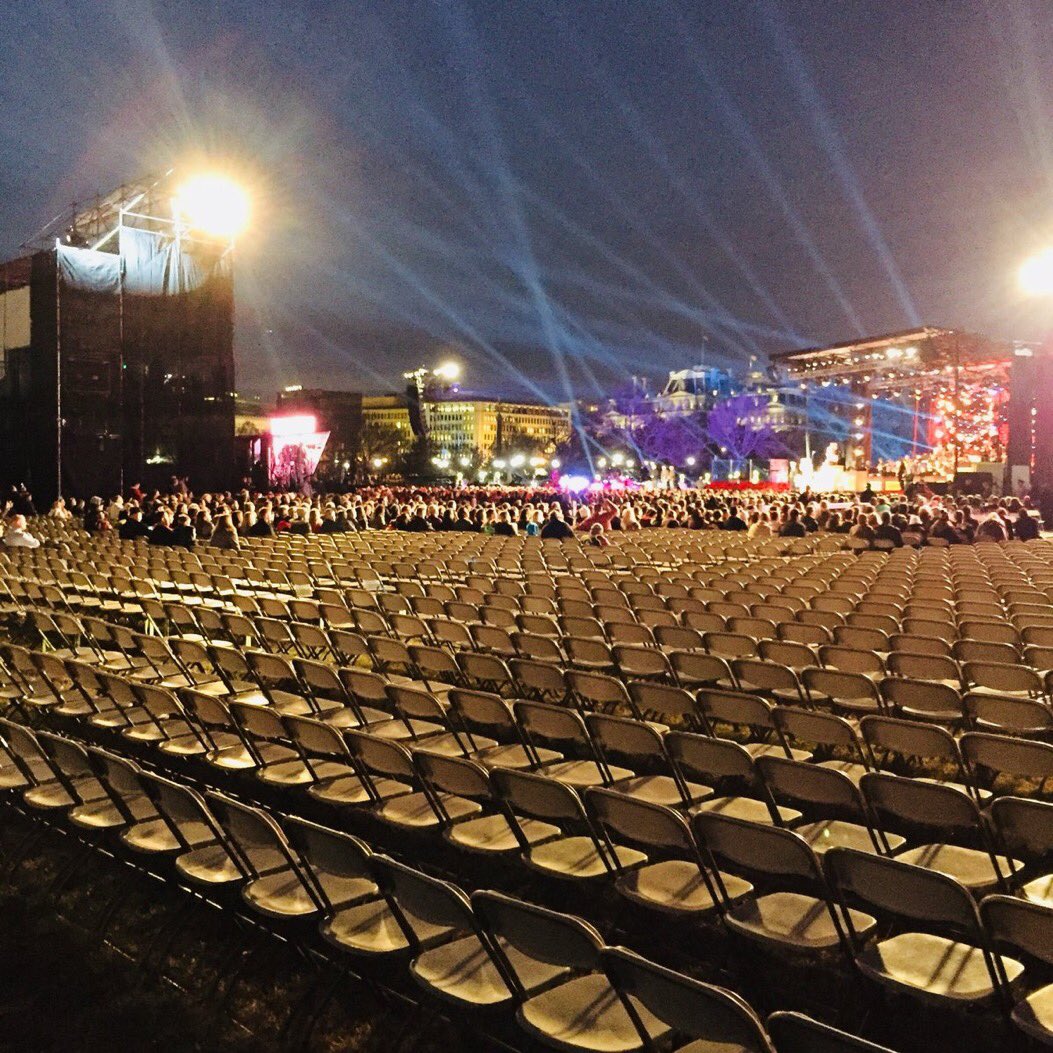 policystl's tweet photo. holiday tree lighting, 2016 vs 2017.
#TinyInauguration #TreeLighting cc @BCAppelbaum (sources: @DCist & @SteveRudinABC7) https://t.co/i1vvm7Lr0Y