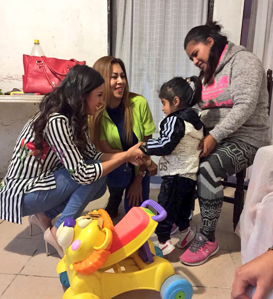 Marisol_Calva's tweet photo. UNA MEJOR PUEBLA LA CONSTRUIMOS ENTRE TODOS. 
Muy contenta de visitar a vecinos de la colonia Nuevo Plan de Ayala con quienes además de pasar una excelente tarde, conversamos sobre sus inquietudes. https://t.co/XuQvaw9AFU