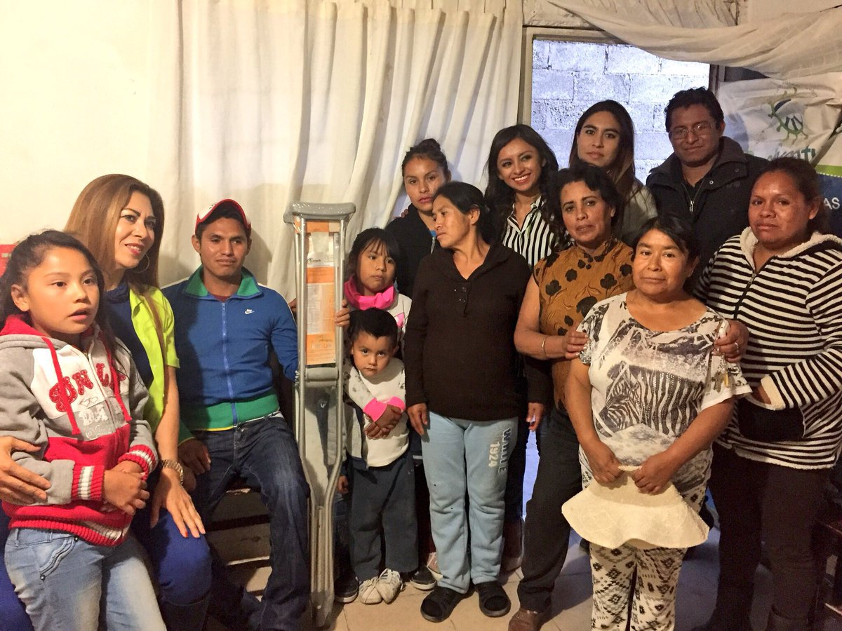 Marisol_Calva's tweet photo. UNA MEJOR PUEBLA LA CONSTRUIMOS ENTRE TODOS. 
Muy contenta de visitar a vecinos de la colonia Nuevo Plan de Ayala con quienes además de pasar una excelente tarde, conversamos sobre sus inquietudes. https://t.co/XuQvaw9AFU