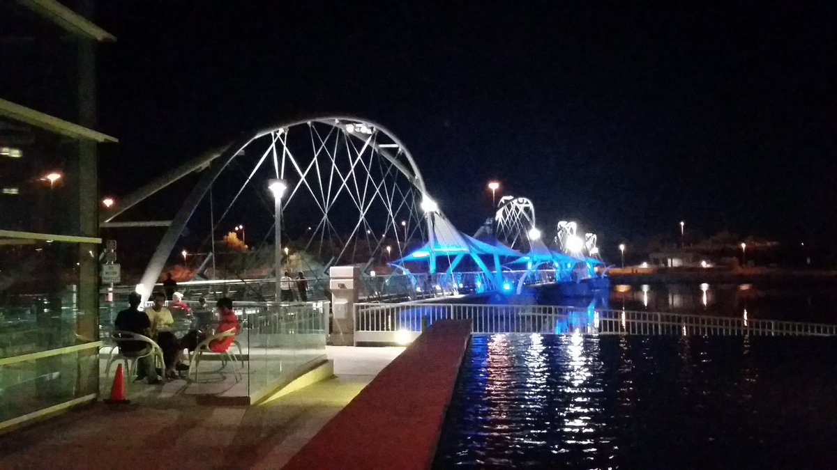 PyrateCmdr's tweet photo. An evening by the #lake @TempeArts #CapnSally #segartworks #nighttimephotography #photography #townlake #tempe https://t.co/vyHEEZB8Jh