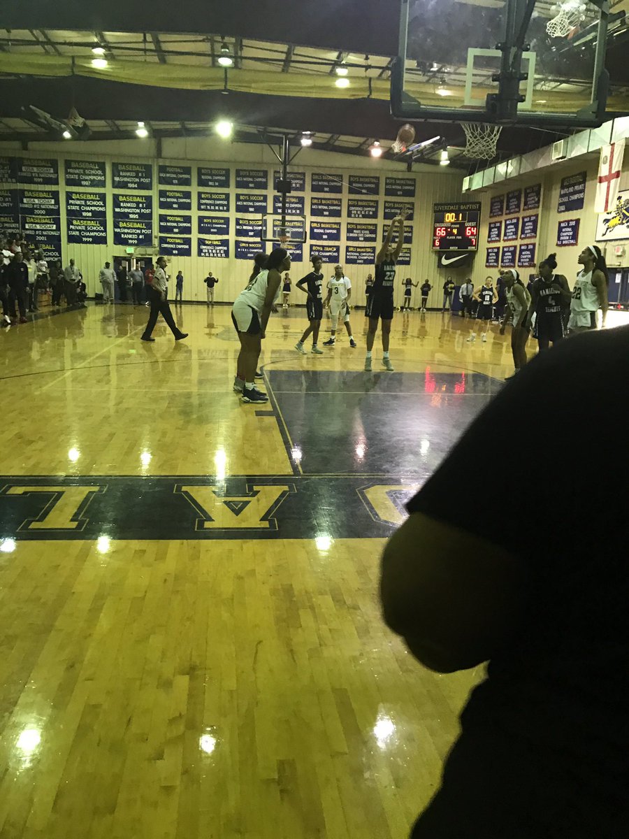 How big were @Kamilla47654716 free throws at the end of regulation? Check out the clock in the background. Picture courtesy of <a href="/Ladyhoopsguru/">Lady hoops guru 🏀</a>