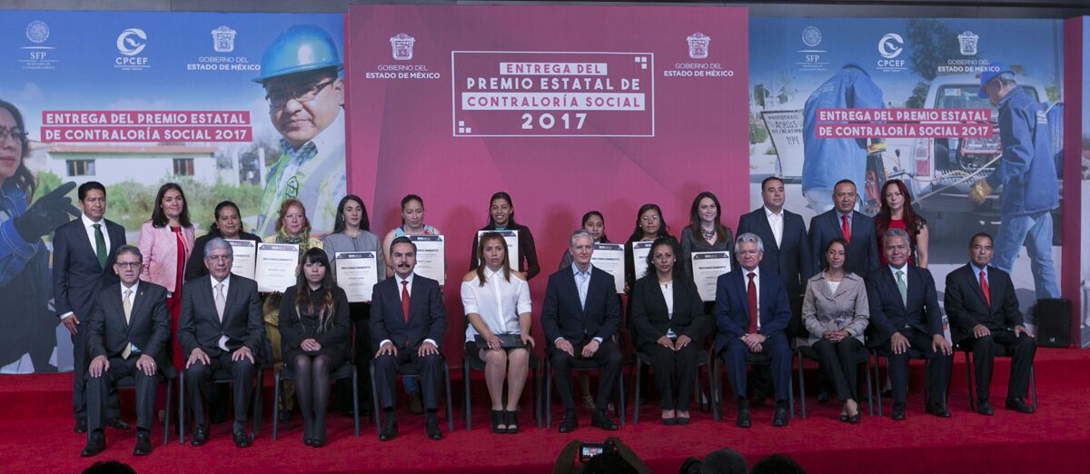 pacogardunog's tweet photo. Recibimos de manos del Gobernador @alfredodelmazo el Primer y Tercer Lugar del Premio Estatal de Contraloría Social 2017. Nuestro compromiso es con la transparencia y la rendición de cuentas. https://t.co/qxqzx04eCj