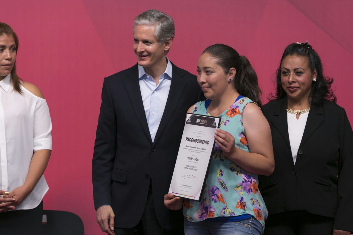 pacogardunog's tweet photo. Recibimos de manos del Gobernador @alfredodelmazo el Primer y Tercer Lugar del Premio Estatal de Contraloría Social 2017. Nuestro compromiso es con la transparencia y la rendición de cuentas. https://t.co/qxqzx04eCj