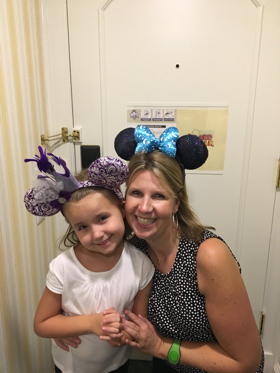 MitzyGale's tweet photo. #shareyourears #mickeyrocks @MitzyGale @WaltDisneyWorld https://t.co/XZ3KUKGY4j