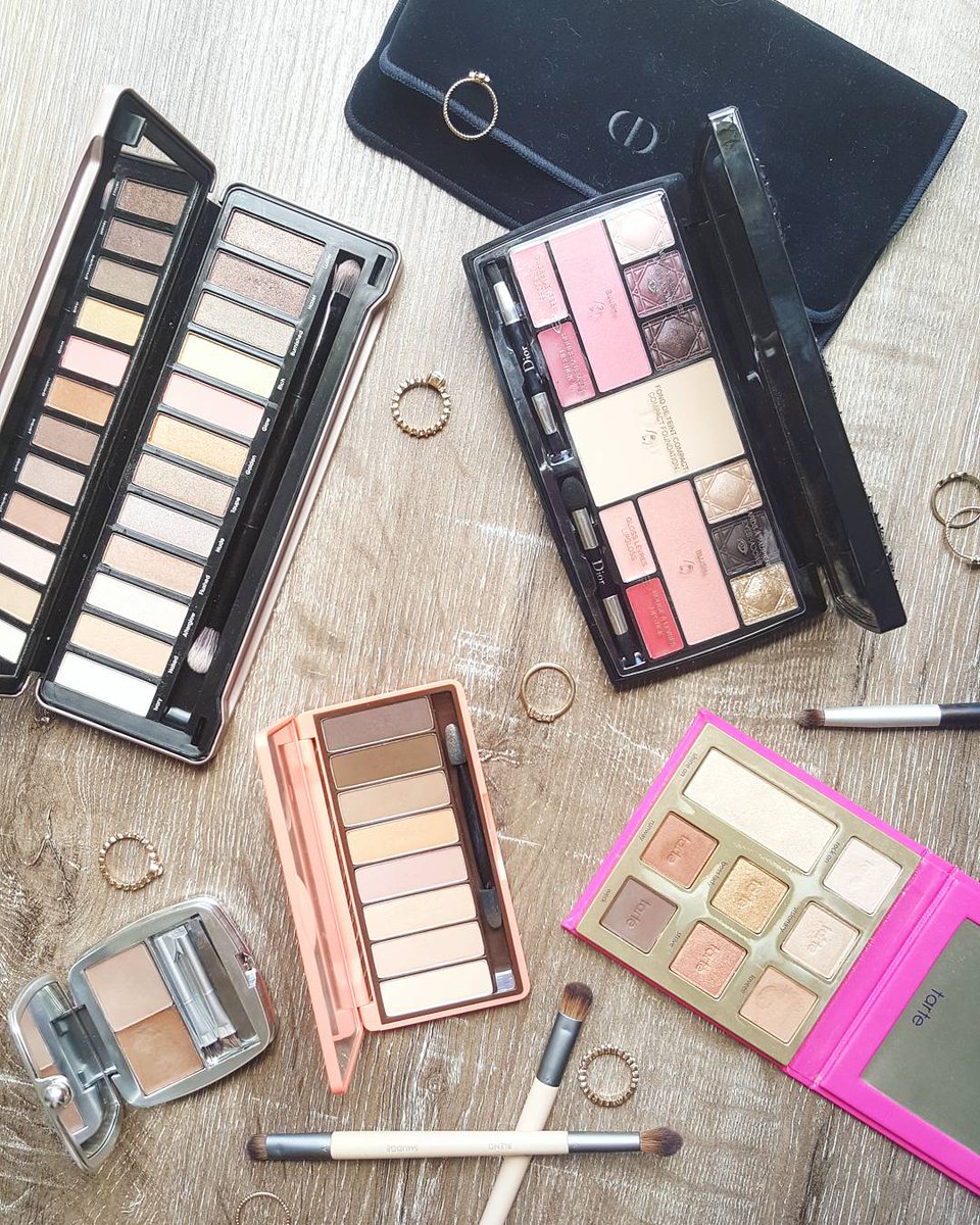rosalind_blog's tweet photo. My #minireview of #palettes & why I love them ft. @Dior @thesaem @BenefitBeauty @tartecosmetics #ModelsPrefer 😉 @Influencer_RT @FemaleBloggerRT @BBlogRT #BBloggers #fbloggers #makeup #eyeshadow #travel
https://t.co/I9GBskDKwi https://t.co/Xjn6Q7b1ho