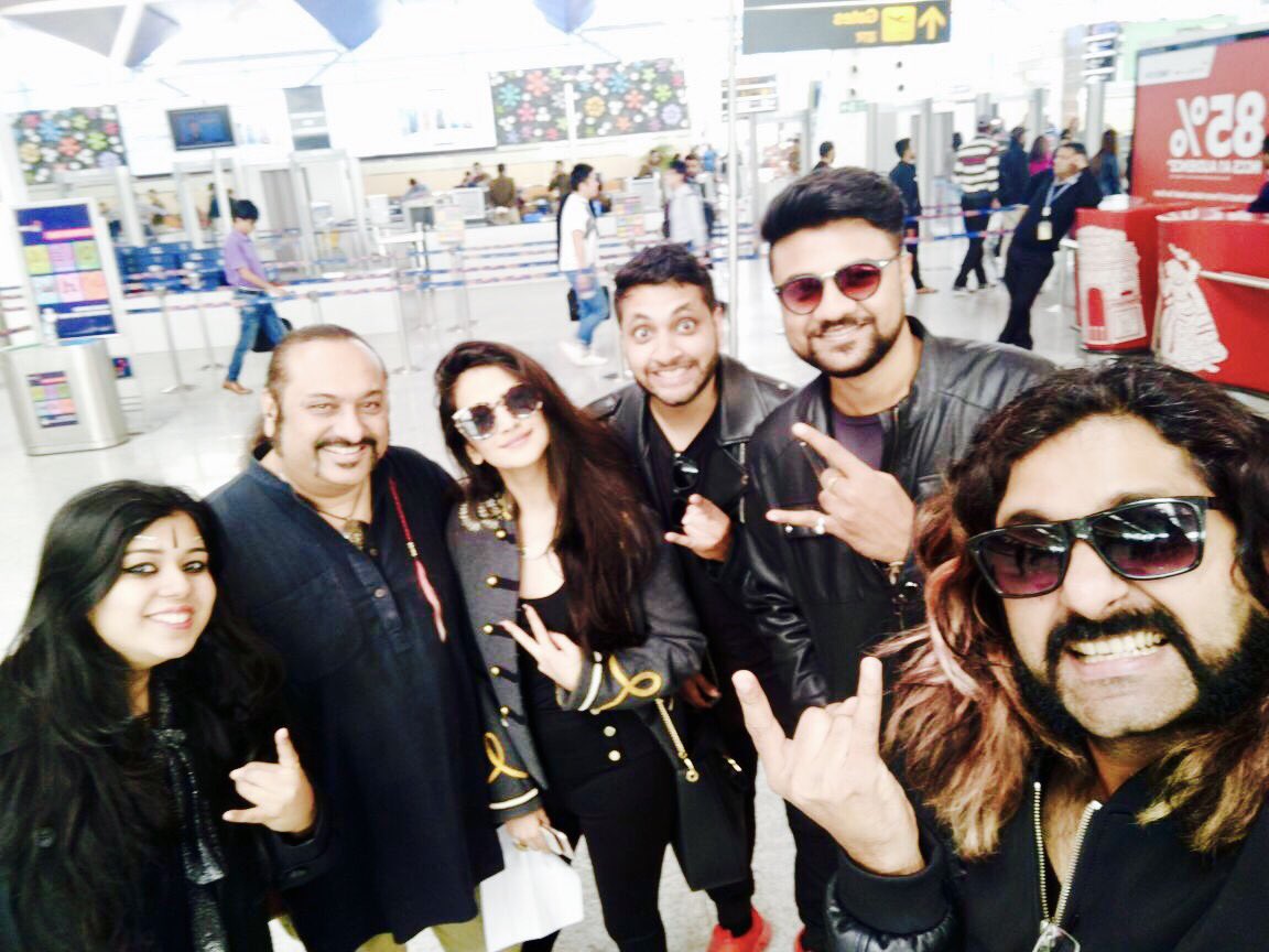 LesleLewis's tweet image. Exciting performing for so many old &amp;amp; new fans!! What a SuperWeek of back to back gigs with my AllStarBand !! Thank you #Delhi #Gurgaon ..Rock &amp;amp; Roll times! 😎 Just like when I was 19!! @shure @shuremea @SunInfonetAudio @oklistenin #TurnkeyMusic &amp;amp; All the Clubs who hosted us 🙏🏼