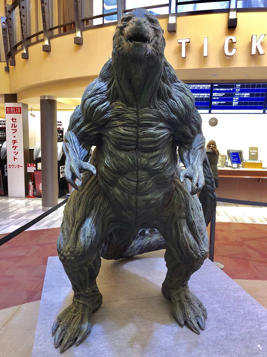 情景師アラーキー 荒木さとし I Love ゴジラ 東京 新宿のバルト9に展示中のアニメ Godzilla 怪獣惑星 のキャンペーン展示ゴジラ サイズは着ぐるみサイズよりもちょっと大きめ サイドから見たフォルムは力強さを感じるものの 正面からみるとかなり