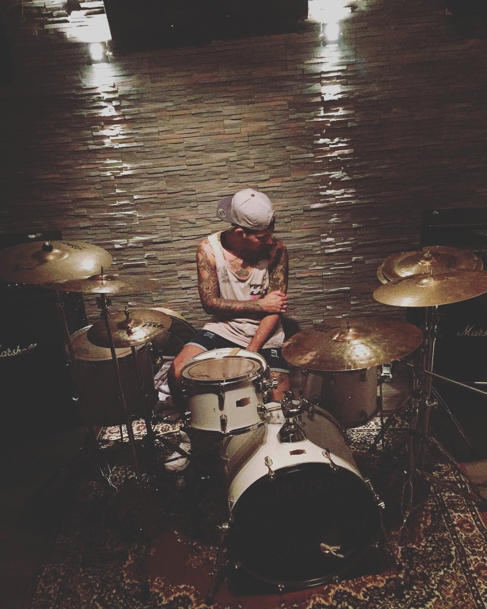 mathi_g91's tweet photo. Los excesos son maloS #
#drums #drummer #drumlife #drumlove #drumsdrumsdrums #instadrums #feedbackstudios #remo #promark #paiste #zildjian #acustom #inears #shure #music #tattoos #ink https://t.co/UupUbX0ws3