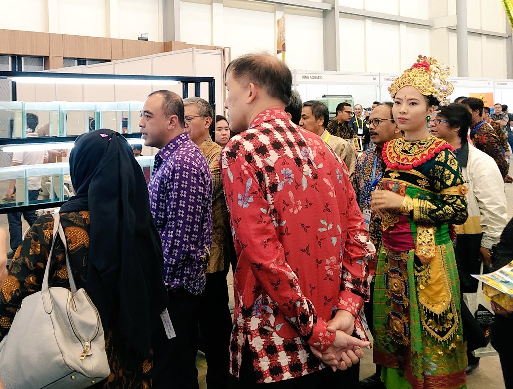 KemenkoInfra's tweet photo. Bupati Tangerang Ahmed Zaki Iskandar didampingi direktur #nusatic2017 1-3Dec 2017 @ ICE BSD https://t.co/6RMRCinHgw