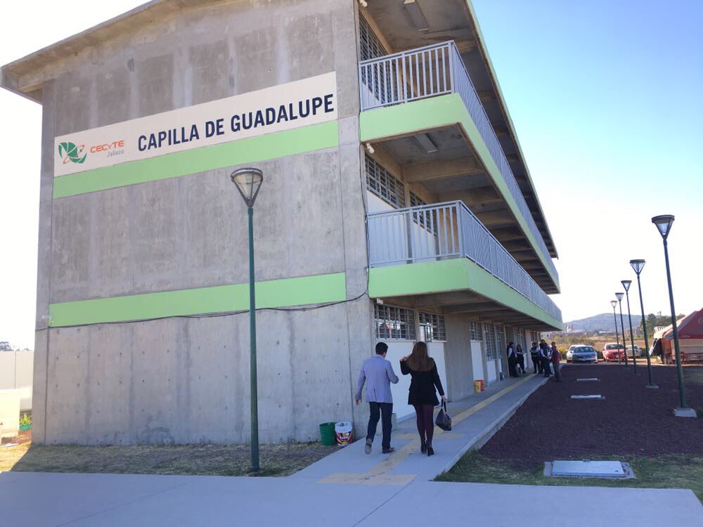 RomeroMenaFco's tweet photo. Cerramos un día bastante productivo con amena charla con personal docente y administrativo de nuestra aula externa del plantel @CECYTEJ22, Capilla de Guadalupe. Agradezco a @judithffonseca y personal sus atenciones. https://t.co/dfJVxA66qd