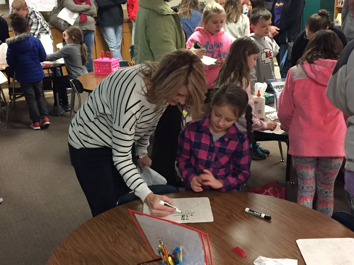 HeusnerReading's tweet photo. Families working together at Heusner Reading and Math Night! #HeusnerPride #HeusnerMath https://t.co/5M4kTtOga8