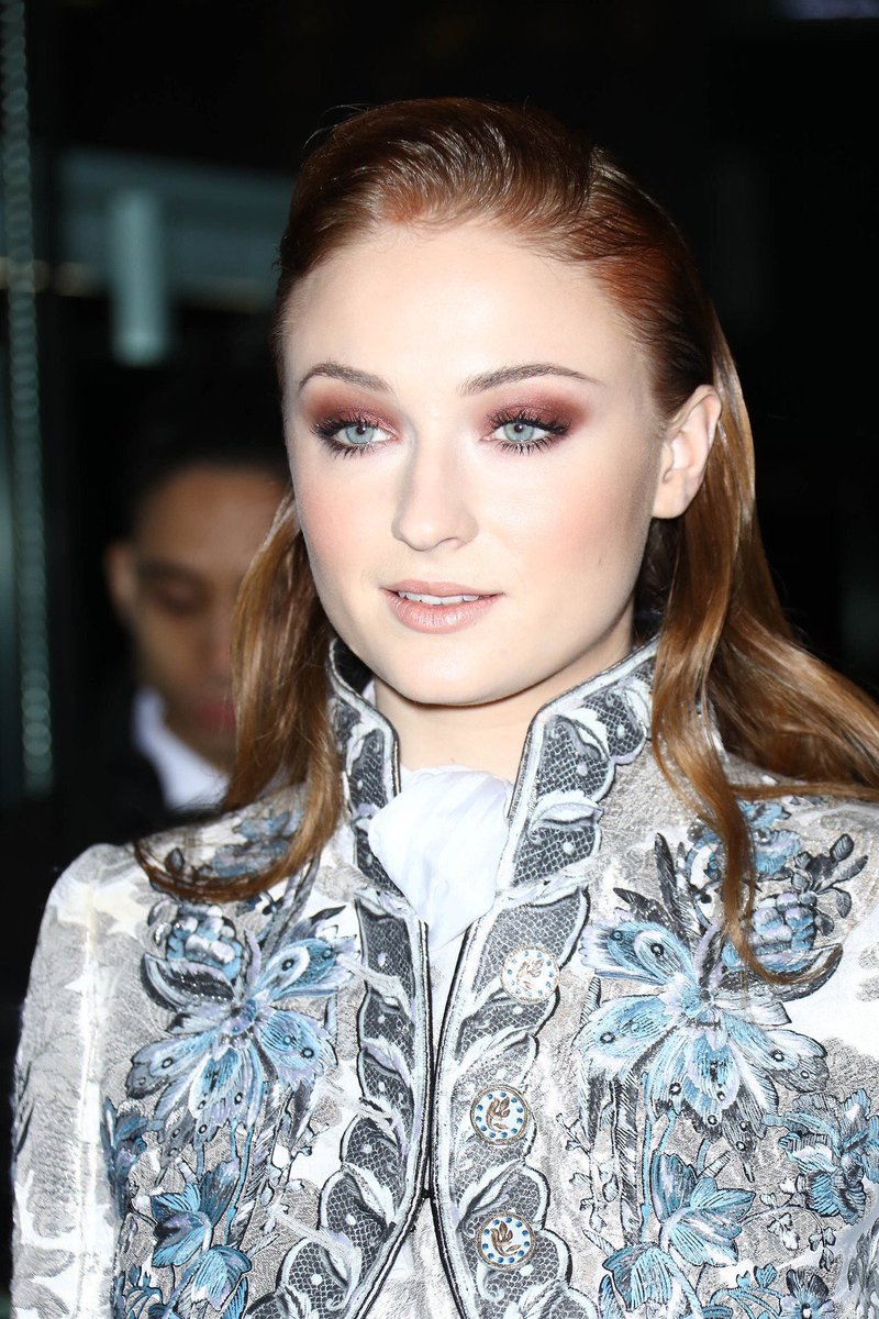 SophieTurnerCom's tweet photo. @SophieT Sophie Turner at the Evening Honouring Louis Vuitton Event (November 30, 2017) https://t.co/GJDuvCPLDf