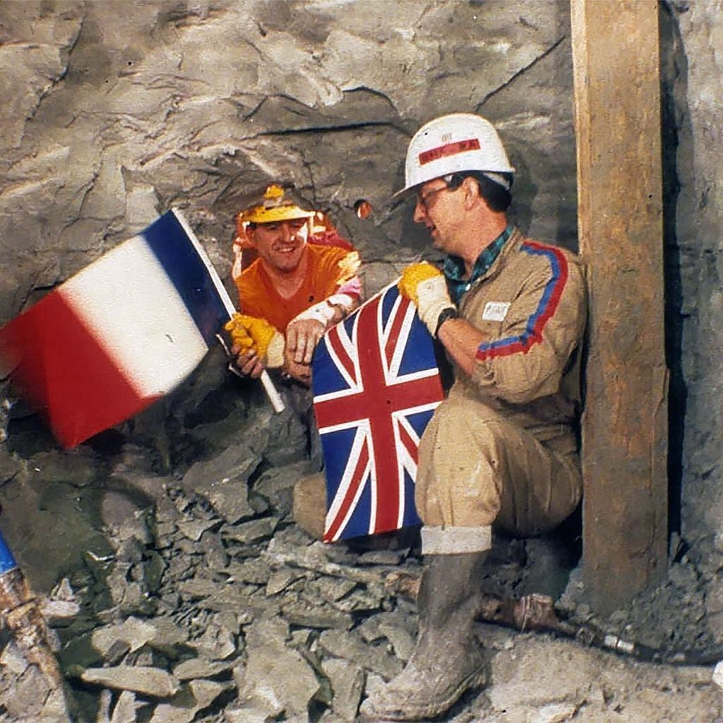 The British end and the French end connected under the English Channel #OnThisDay in 1990, joining up to become the Channel Tunnel. This huge #CivilEngineering project is made all the more remarkable considering that it started on either side and had to … ift.tt/2jC5HUH