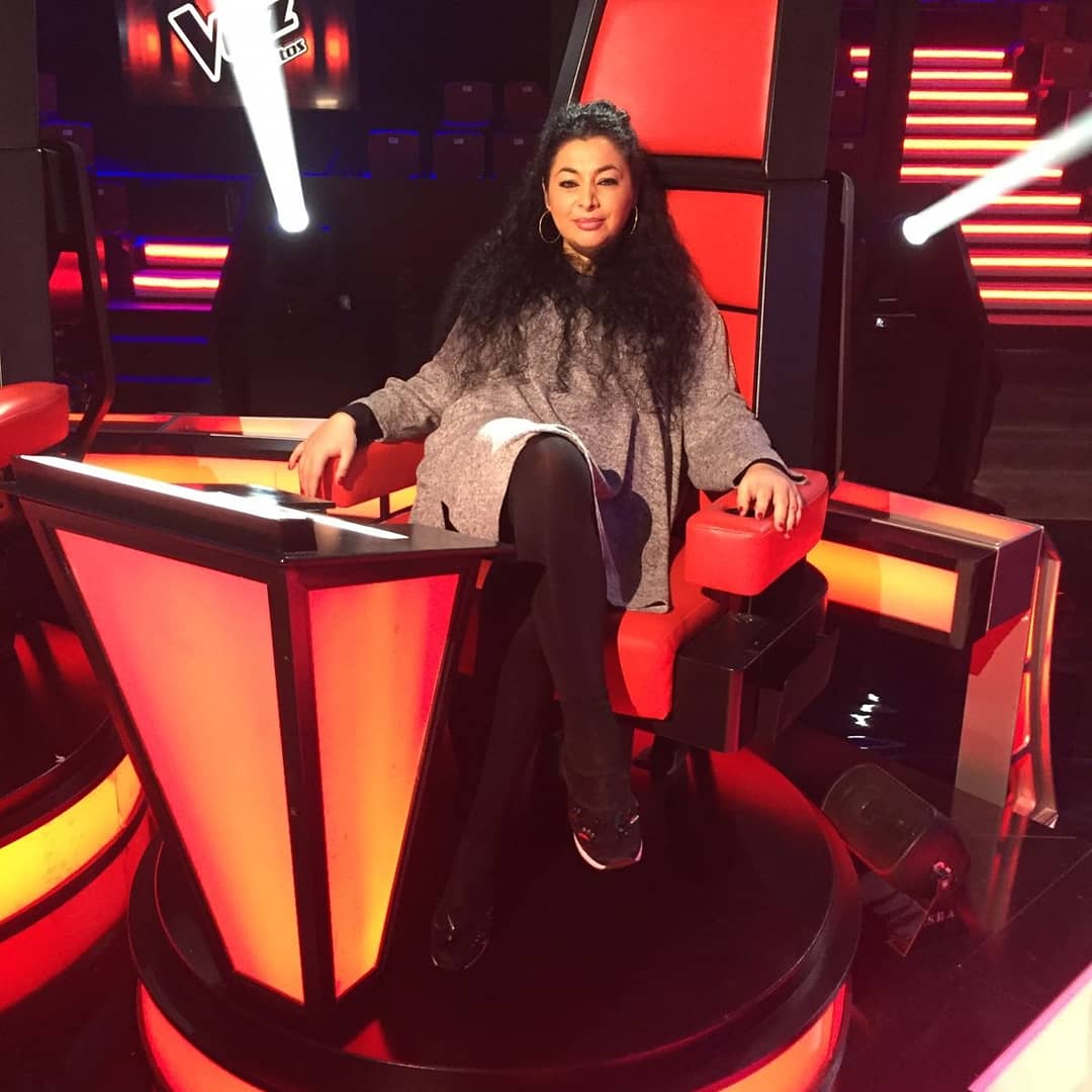 genaraoficial's tweet photo. Que me gusta estas sillas jaja y más quien se asienta en ellas buenos días amores está noche es la noche de la #LaVoz5 #Directos2 #22h espero os guste y disfrutéis os quiero mucho Dios os bendiga mucho besos 💟😘✌🏽 https://t.co/CV0MTMBPI4