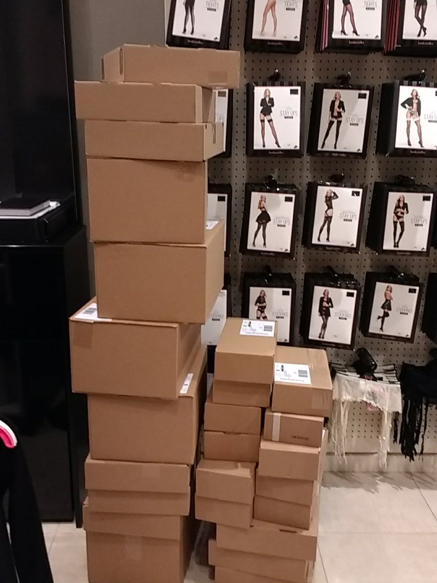 Bezoekje van de postbode#hunkemoller#click&amp;collect#orderinstore#hkmWilrijk@Hunkemoller@CarolineCaropms@Dimitri_HKM@HeidiBeek