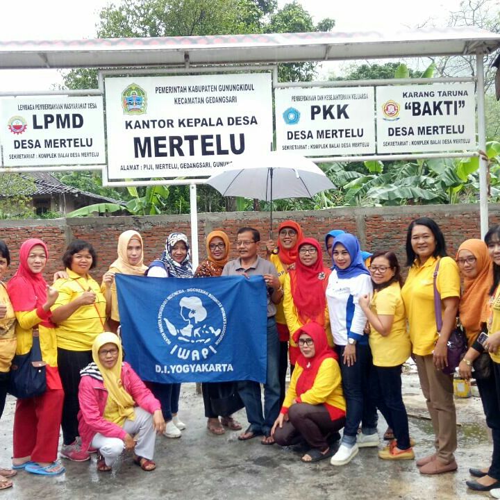 gunungkidultv's tweet photo. #gunungkidulbangkit
Berikut adalah salah satu bentuk solidaritas anggota IWAPI (Ikatan Wanita Pedagang Indonesia) DIY di Balai Desa Mertelu Gedangsari GK
#recovery #prayforgk #prayforgunungkidul #pray4gk #gunungkiduldaruratbanjir #PrayForJogja #gedangsari #gunungkidulhandayani https://t.co/FvgVWrs3TL