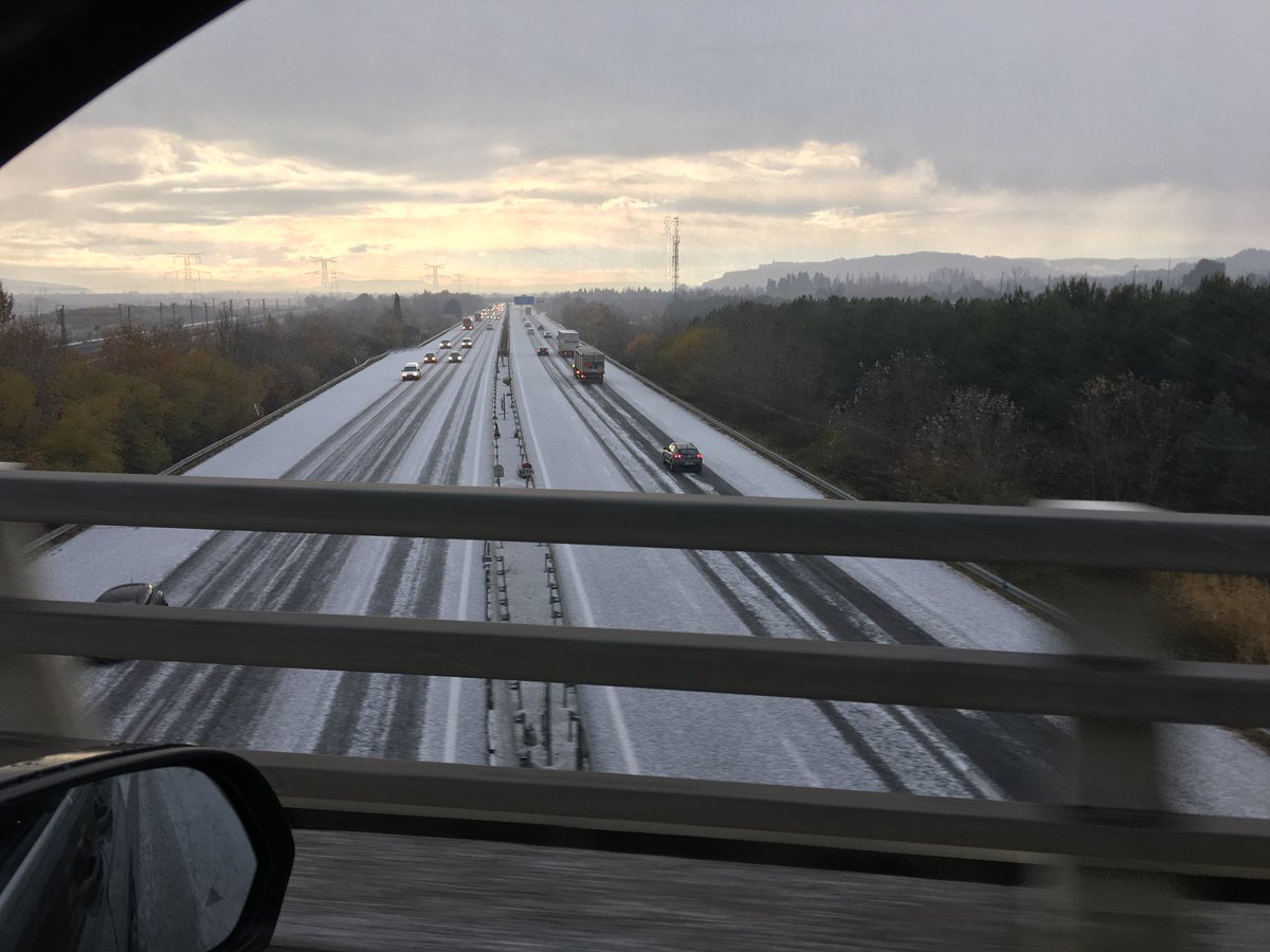 My_L_Chauffeur's tweet photo. Some say #provence is preserved from #snow. Well, not #today !! #highway #motorway #winter #winteriscoming #A7 #cavaillon https://t.co/jGjhTvQnQy