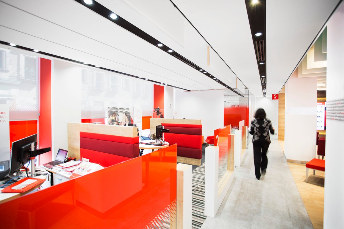 Ecophon_ES's tweet photo. Banco Santander decidió actualizar su imagen corporativa y renovar sus establecimientos a un entorno más moderno y abierto. El objetivo era crear "La Oficina del Futuro"; una oficina con un ambiente más accesible, ágil y amigable.https://t.co/1zpBID3bdR https://t.co/2qMi56BRWH