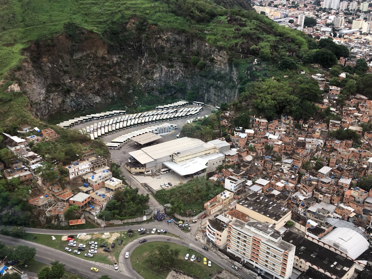 leosalesgeo's tweet photo. Rodoviários fazem protesto na porta de viação no Sampaio. Pm no local @OperacoesRio @radiotupi @93FmGospel @transaesporte https://t.co/exPn8dlgUA