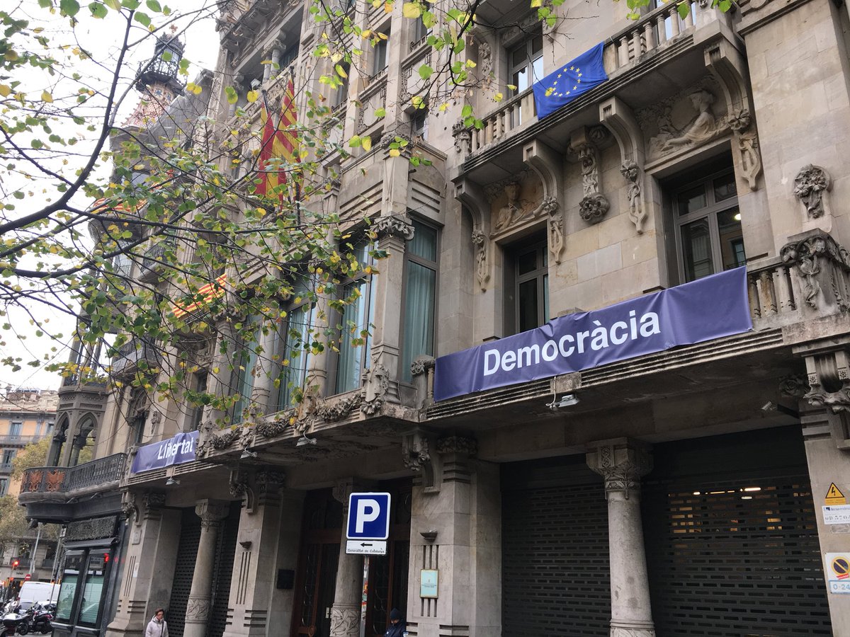 perearagones's tweet photo. La Junta Electoral ens ordena que es retirin les paraules LLIBERTAT i DEMOCRÀCIA de la façana del departament d’Economia. Hem demanat l’expedient per recòrrer la decisió perquè no entenem en què distorsiona la campanya electoral del 21D. https://t.co/xnTgMMEGYJ