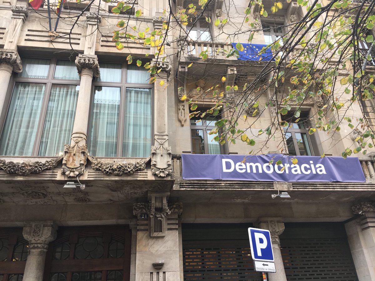 perearagones's tweet photo. La Junta Electoral ens ordena que es retirin les paraules LLIBERTAT i DEMOCRÀCIA de la façana del departament d’Economia. Hem demanat l’expedient per recòrrer la decisió perquè no entenem en què distorsiona la campanya electoral del 21D. https://t.co/xnTgMMEGYJ