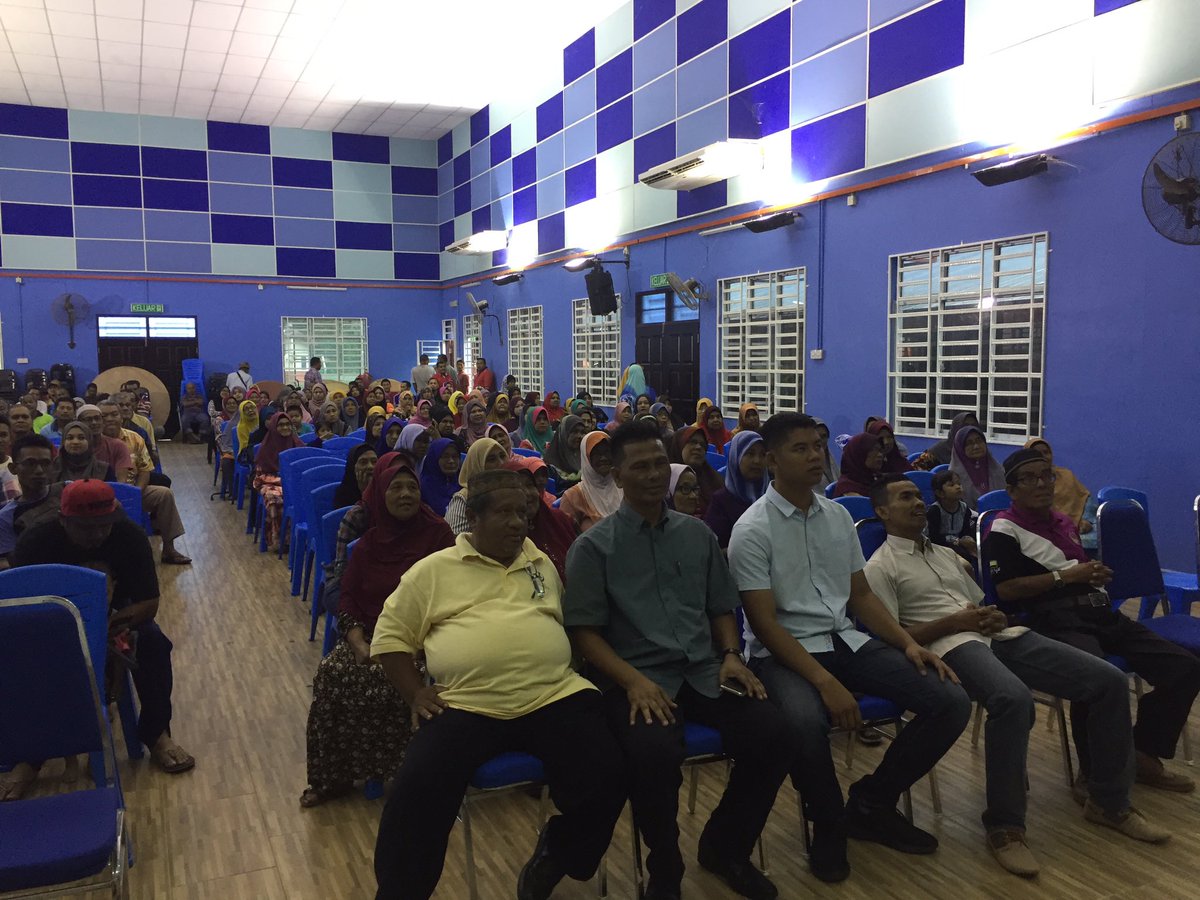 nazridouglas's tweet photo. Majlis Penyampaian Watikah bagi penerima-penerima zink Parlimen Larut peringkat dun selama , disampaikan oleh YBM KPDNKK merangkap ahli parlimen larut YB DS @dhzhamzah #mplarut #kpdnkk #perak https://t.co/TnKLJKwkql
