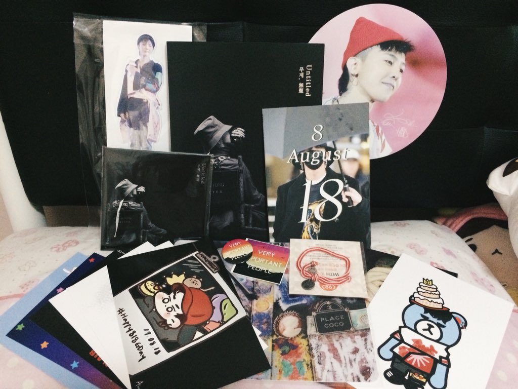 Gbewitch's tweet photo. Awww~ I just received #Justthirtyproject it's like a beautiful memory of MOTTE tour. 😭😭 Thank you so much @always_gd. I really love it. from #ThaiVIP 💙 https://t.co/pLPHIdCmfY