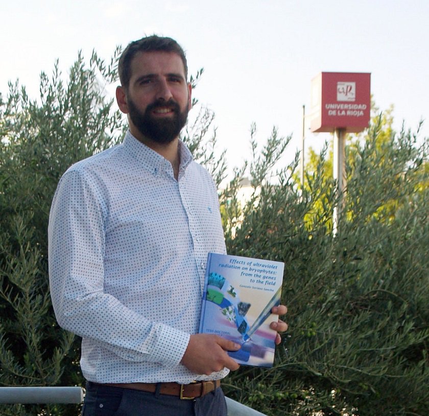unirioja's tweet photo. Gonzalo Soriano, #doctor con una #tesis sobre los mecanismos de adaptación de los #musgos de río a la radiación #ultravioleta ¡Enhorabuena! @doctoradoUR #briofitos https://t.co/KbaemMpUXf https://t.co/Qg4A4ehGVJ