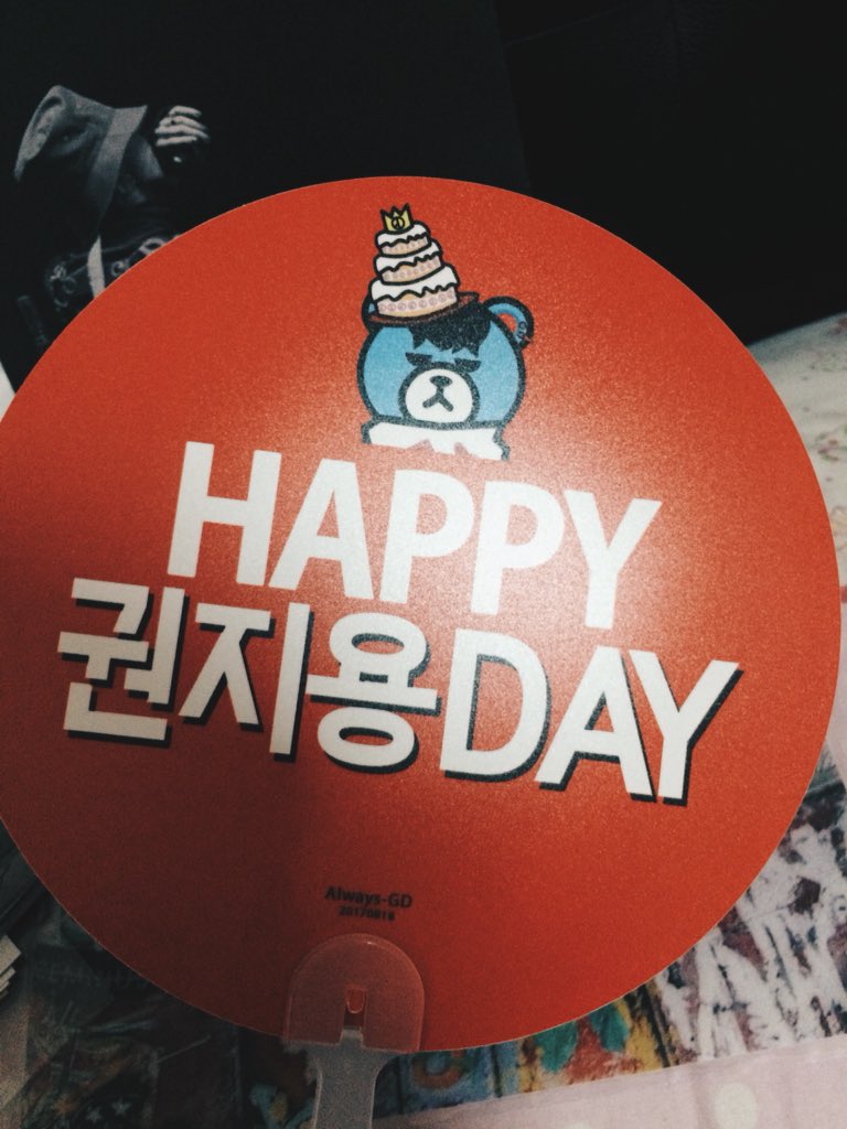 Gbewitch's tweet photo. Awww~ I just received #Justthirtyproject it's like a beautiful memory of MOTTE tour. 😭😭 Thank you so much @always_gd. I really love it. from #ThaiVIP 💙 https://t.co/pLPHIdCmfY