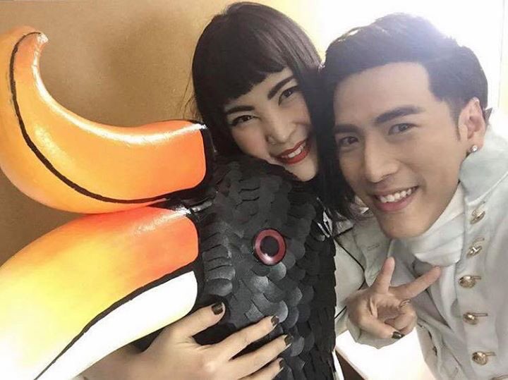 UnderbedDara's tweet photo. อิจก้อยเวอร์ อยากได้สาแบ���พี่โย่ง

"ตอนแต่งงานเคยบอกก้อยว่าต่อไปนี้ผมจะเป็นเหมือนนกเงือก เพราะนกเงือกรักเดียวใจเดียว คู่เดียวตลอดชีวิต เวลารักไม่ได้รักแค่หัวใจ มันออกมาจากจิตวิญญาณ"

#themasksinger3 #หน้ากากนกเงือก #ใต้เตียงดารา https://t.co/NeN5FddBgG