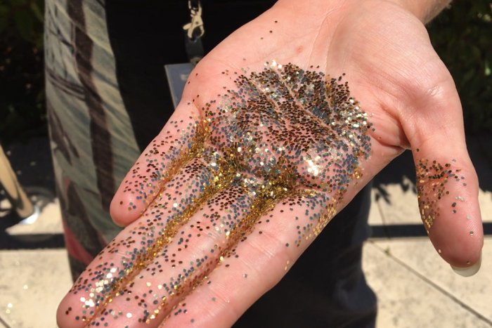abcnews's tweet photo. Experts are calling for a ban on glitter
https://t.co/ODljK0yfS2 https://t.co/9hdB8oYO2R
