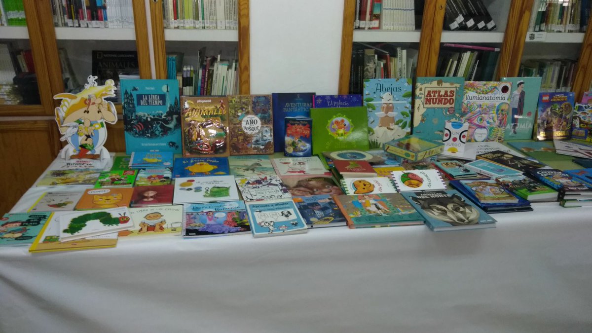 PISAPAPELESLIB's tweet photo. Buenos días. Hoy comenzamos la #FeriaDelLibro en el #IESCamas. Estaremos hoy, lunes 4 y martes 5 de diciembre. https://t.co/itck28vjlj