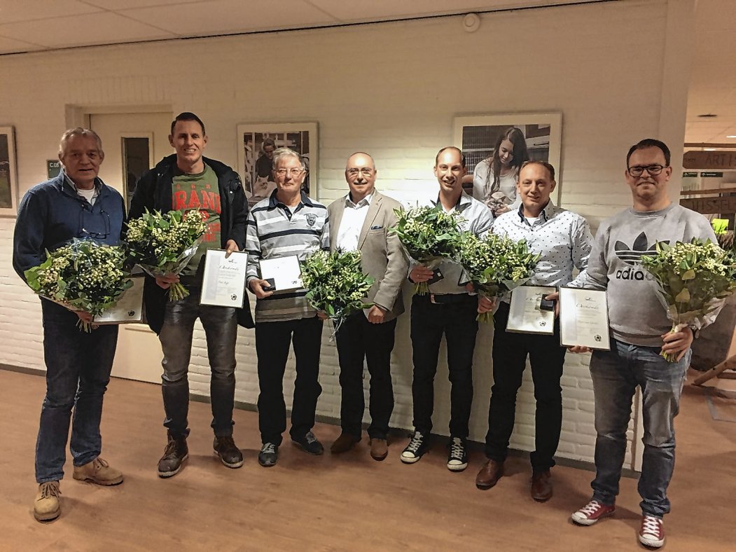Onderscheiding voor trouwe SDVB-vrijwilligers BARNEVELD ,,We zijn enorm trots op al onze vrijwilligers, maar een aantal mensen wil ik vandaag extra in het zonnetje zetten.'' SDVB-voorzitter Jan van Beek reikte donderdagavond... twib.in/l/yELnL4dxpE4g