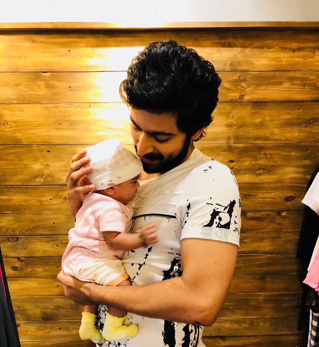 HarishKalyanTM's tweet photo. அழகு குட்டி செல்லம் 
உன்னை அள்ளி தூக்கும்போது 
உன் பிஞ்சு விரல்கள் மோதி 
அவன் நெஞ்சம் உடைந்து போகும்... 

Song lyrics ❤️  #HarishKalyan latest clicks !! @iamharishkalyan https://t.co/tuHT21zVzf