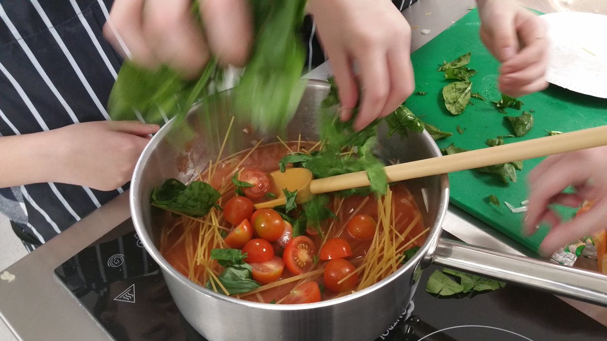 KimCloseCooks's tweet photo. When 9 &amp; 10 year olds learn to cook good food (and enjoy spinach for the 1st time 😃) &amp; their self-confidence grow, you've had a good day at the office. More of this kind of thing,  please! #education #recipes #healthyfood #kimclosecookery https://t.co/A6Z5LtiHy1