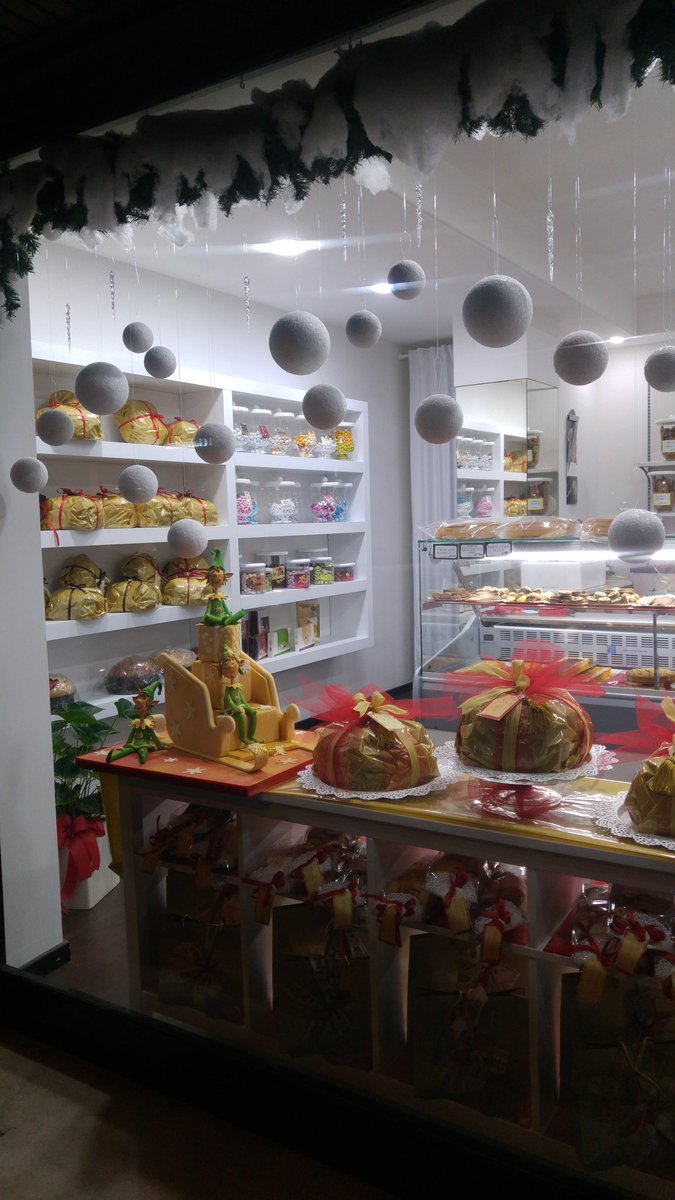 LaBiscotteriaTE's tweet photo. È arrivato il #BabboNatale più dolce che ci sia, con elfi e renne al seguito per fare scorta di dolci e prelibatezze... E voi cosa state aspettando! #panettoniartigianali #sfogliatelle #caggionetti #bocconotti #decorazioni #pastadizucchero #confezioniregalo #regalidinatale 🎄🎁 https://t.co/LDnKJ75nrr