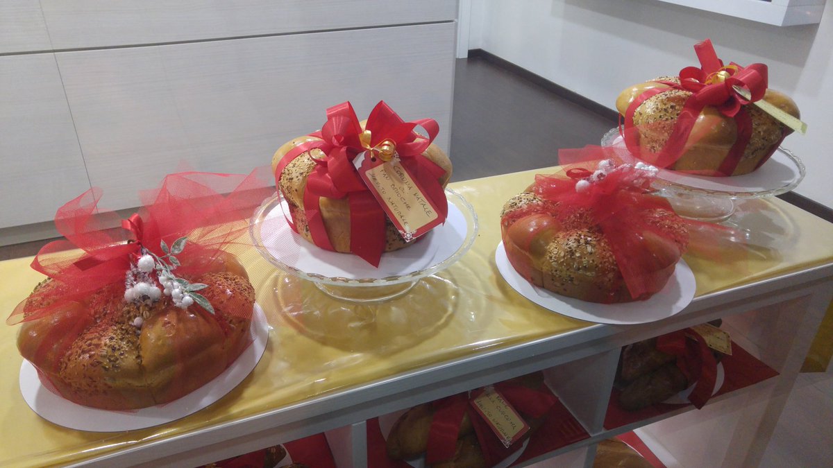 LaBiscotteriaTE's tweet photo. È arrivato il #BabboNatale più dolce che ci sia, con elfi e renne al seguito per fare scorta di dolci e prelibatezze... E voi cosa state aspettando! #panettoniartigianali #sfogliatelle #caggionetti #bocconotti #decorazioni #pastadizucchero #confezioniregalo #regalidinatale 🎄🎁 https://t.co/LDnKJ75nrr