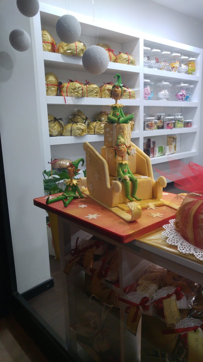 LaBiscotteriaTE's tweet photo. È arrivato il #BabboNatale più dolce che ci sia, con elfi e renne al seguito per fare scorta di dolci e prelibatezze... E voi cosa state aspettando! #panettoniartigianali #sfogliatelle #caggionetti #bocconotti #decorazioni #pastadizucchero #confezioniregalo #regalidinatale 🎄🎁 https://t.co/LDnKJ75nrr