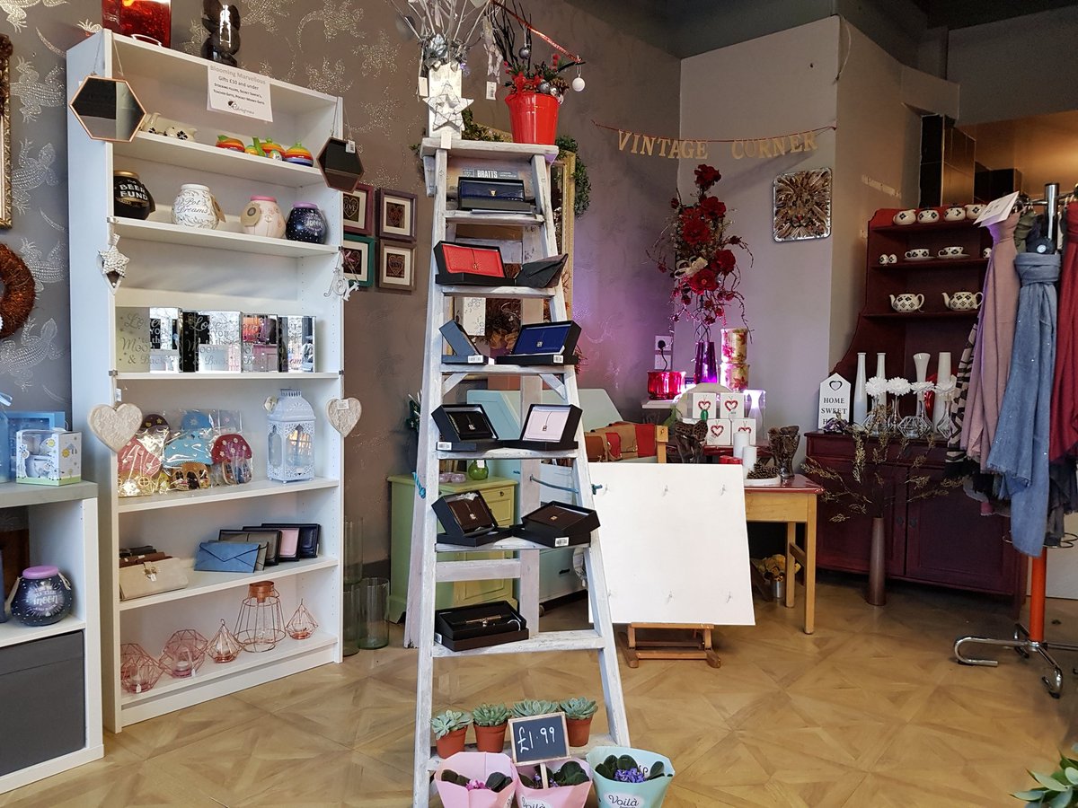 thomas_bhoy's tweet photo. Celtic family could you please retweet this is my partners new wee flower &amp; gift shop on Maryhill Road https://t.co/yc97REfvCI