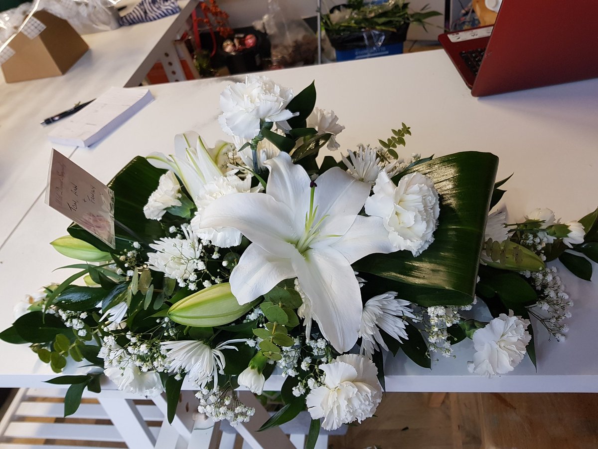 thomas_bhoy's tweet photo. Celtic family could you please retweet this is my partners new wee flower &amp; gift shop on Maryhill Road https://t.co/yc97REfvCI