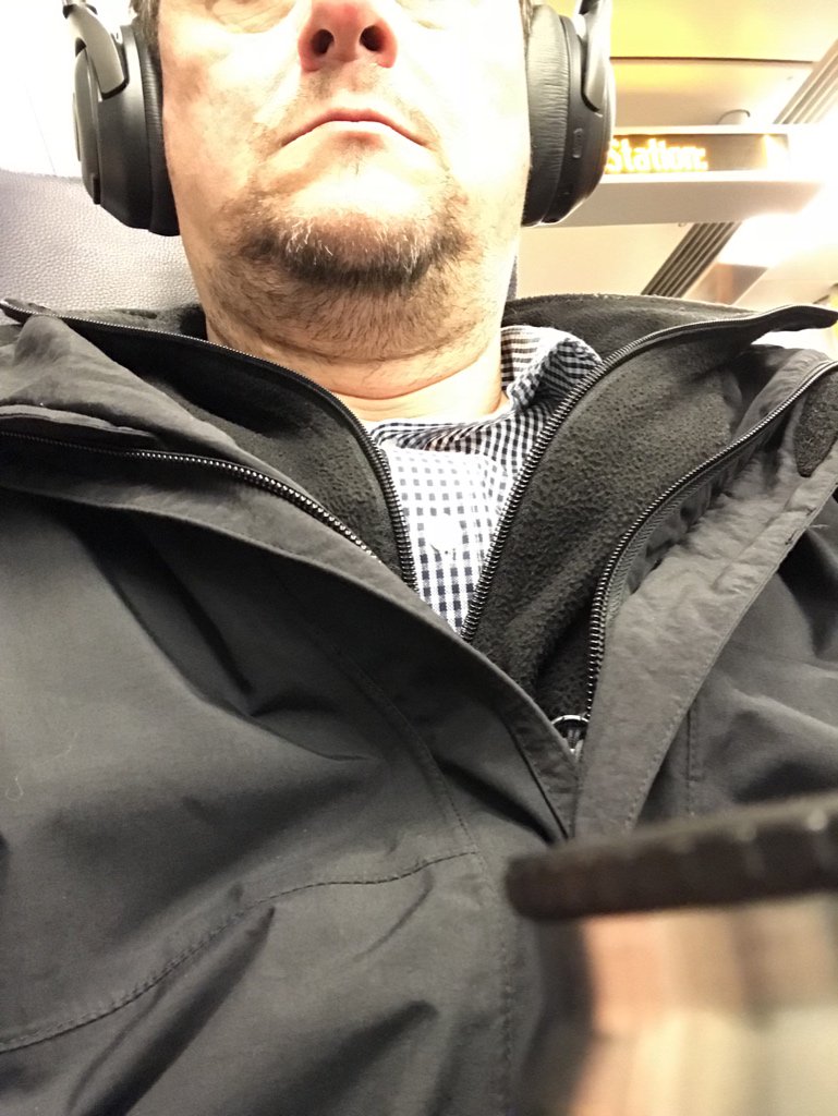 andI611's tweet photo. Erste Bahnfahrt mit den neuen #ANC Headphones. Quiet enough 😊 #teufel #mutebt https://t.co/fVydjFItjJ