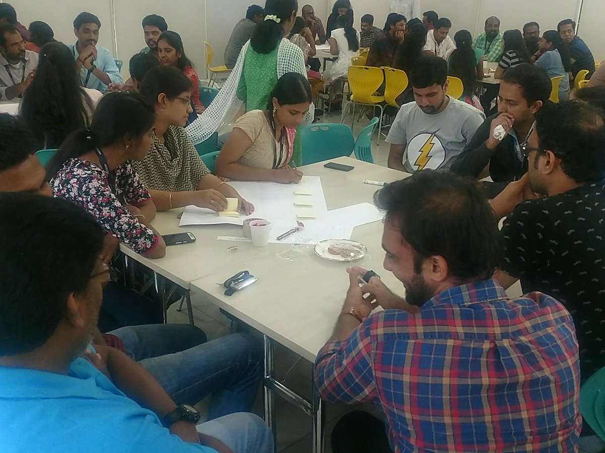 Peterarchdes's tweet photo. Teams charting out delightful customer journeys! #CXDayVZ https://t.co/raKEGGoQxv