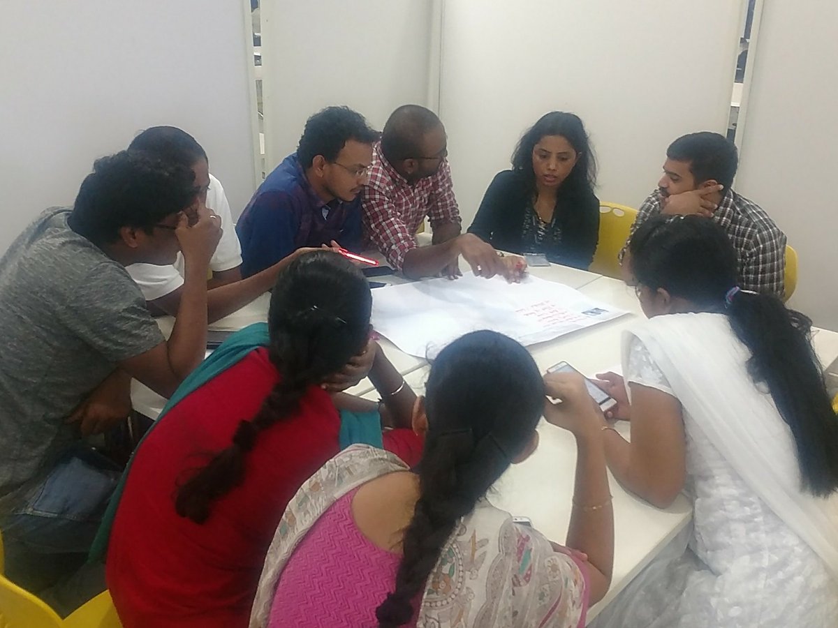 Peterarchdes's tweet photo. Teams charting out delightful customer journeys! #CXDayVZ https://t.co/raKEGGoQxv