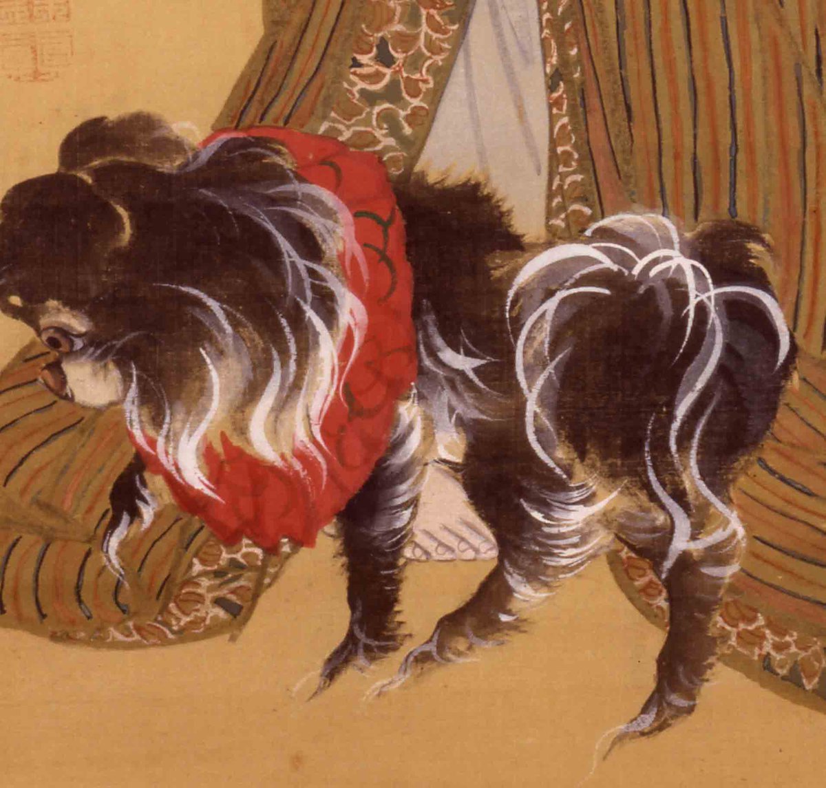 太田記念美術館 Ota Memorial Museum Of Art 浮世絵の犬 江戸の犬 小型犬 は 裕福な女性たちのペットとして大事にされたようで 美人画には足元でじゃれる犬が時折登場します ふさふさの毛や 左の犬の上目づかいがキュート 現在展示していません