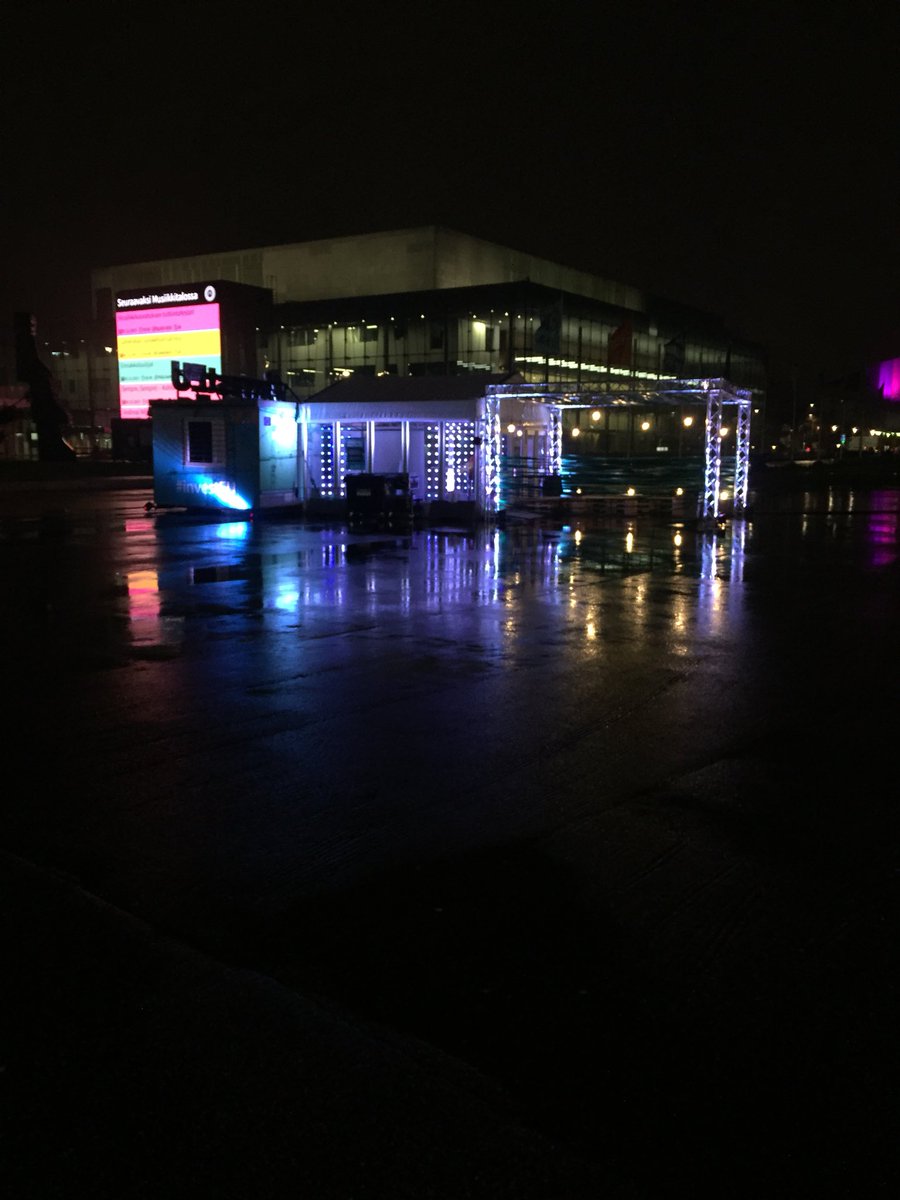 IdaNetta's tweet photo. #talvimyrsky lähestyy Helsinkiä, tervetuloa lämmittelemään #investEU -kontille Kansalaistorille, tarjolla glögiä, päiväklubitunnelmaa ja muuta mukavaa #slush17 #investEU https://t.co/B6tBV4tvEg