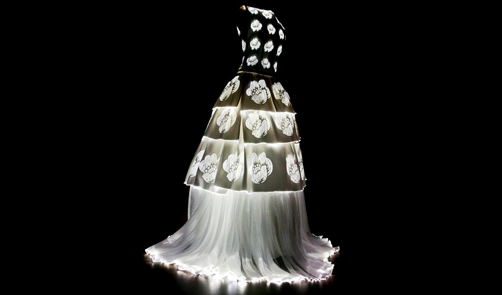 brochiertech's tweet photo. #LightexCalendar - 1 - En 2000, Brochier Technologies réalise le tout premier tissu #Lightex pour le grand couturier Olivier Lapidus. La robe de mariée lumineuse, en Jacquard de soie et fibres optiques, défile dans le noir lors de la présentation de 
la collection. https://t.co/MvOKOMPSgc